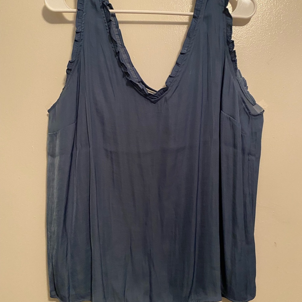 Sleeveless v neck top